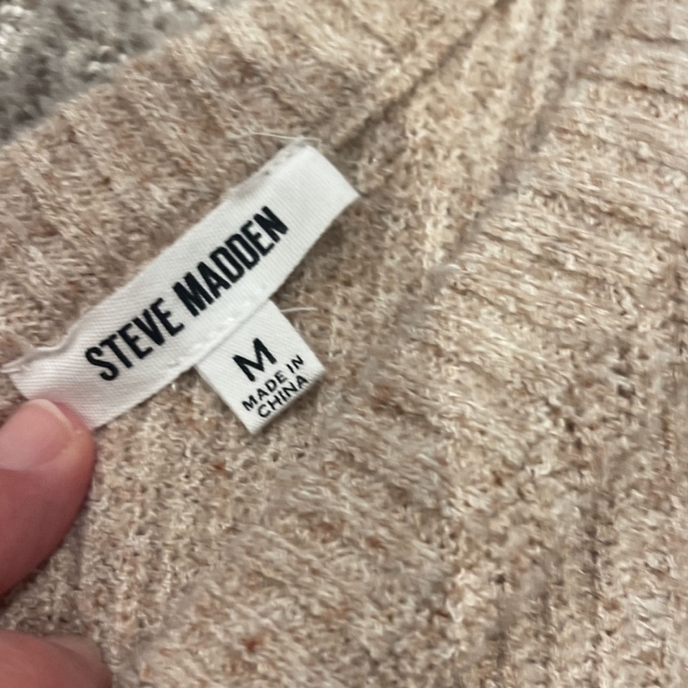 Women’s Sweater
Size Medium
Steve Madden - Picture 2 of 2